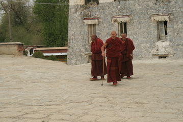 10.05.2009: Shigatze - Mönche vor dem Kloster 10.05.2009: Shigatze - Mönche vor dem Kloster