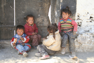 10.05.2009: Auf dem Weg nach Shigatze - Kinder in einem Dorf 10.05.2009: Auf dem Weg nach Shigatze - Kinder in einem Dorf