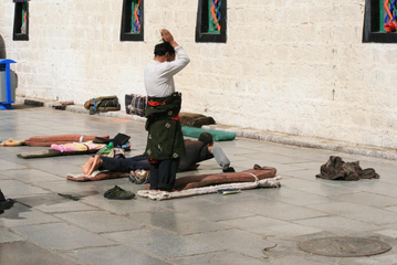 17.04.2009: Lhasa - "prostration" before the Jokhang Temple