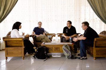 11.1.2009 - Indonesien, Sumatra, Region Aceh Stadt Meulaboh Gespräch mit terre des hommes