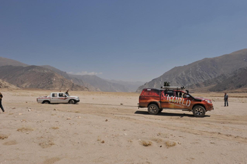 20.04.2009: Shigatse - helping locals stuck in the sand