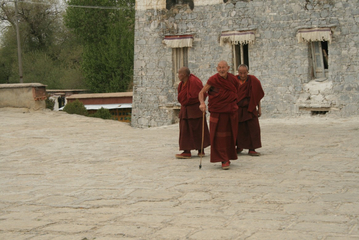 10.05.2009: Shigatze - Mönche vor dem Kloster