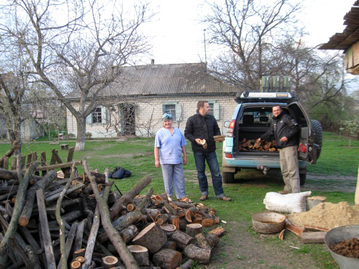 13. April 2008: Ukraine nahe Dneprpetrovsk - Beschaffung von Holz für Lagerfeuer