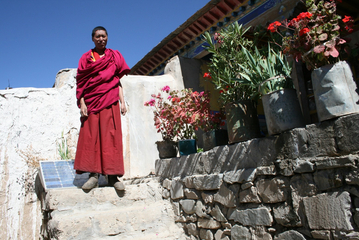 18.05.2009: Mönch vor seiner Wohnstube hinter Shigatze