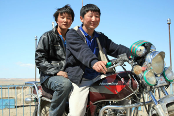 02. Juni 2008: Beim Tanken in der Mongolei