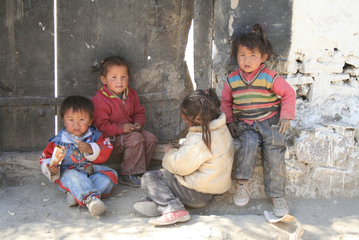 10.05.2009: Auf dem Weg nach Shigatze - Kinder in einem Dorf