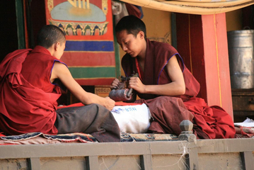 20.04.2009: Tashilunpo - Mönche drucken Gebetsfahnen im Kloster