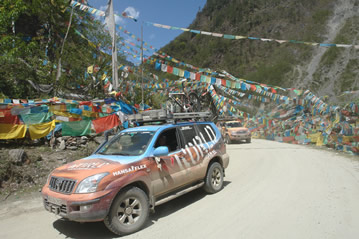 13.04.2009: Rawu - Nyingchi: Tibetanische Gebetsfahnen
